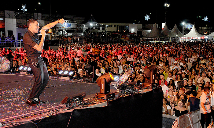 Angra comemora 523 anos com show de Felipe Araújo